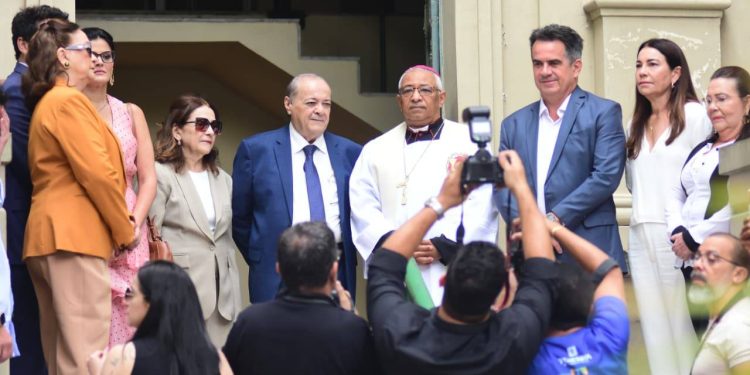 Comemorações do aniversário de 173 anos de Teresina têm início com hasteamento das Bandeiras e Missa de Ação de Graças