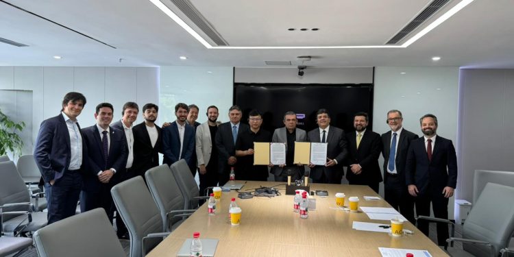 Governador firma acordo na China para instalação de fábrica de equipamentos de fibra óptica no Piauí