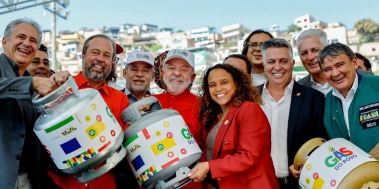 Governo do Brasil garantirá botijão gratuito a 15,5 milhões de famílias