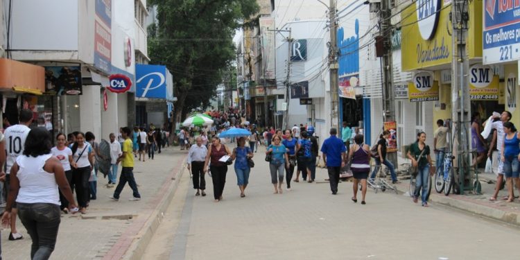Comércio aposta em campanhas e comemorações para aquecer vendas até o fim de 2025