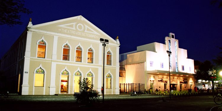 Theatro 4 de Setembro celebra 131 anos com programação cultural diversificada