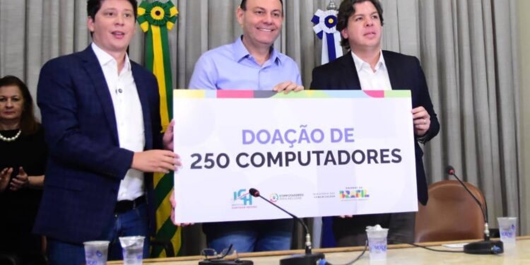 Prefeitura de Teresina firma parceria com Governo Federal para entrega de computadores