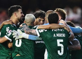 Virada e derrota do Flamengo levam Palmeiras à ponta do Brasileirão