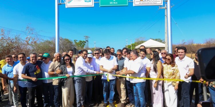 Governador Rafael Fonteles inaugura rodovias PI-120 e PI-469 em Valença; investimento é de R$ 8 milhões