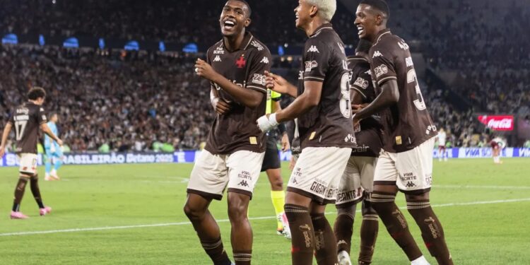 Vasco vence Fluminense com brilho de Rayan e falha de Fábio no Maracanã