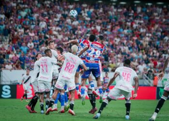 Com um a menos, Vasco vence o Fortaleza na Arena Castelão