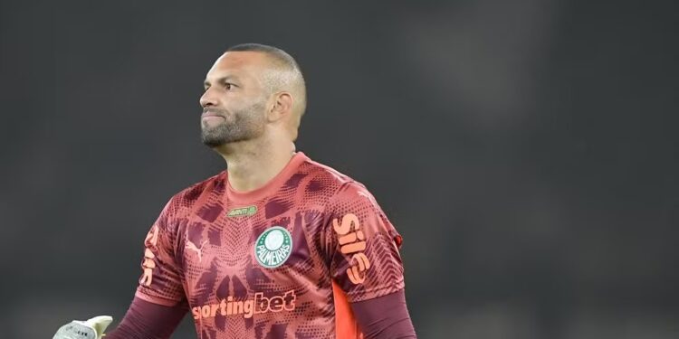 Weverton sofre lesão na mão e deve desfalcar o Palmeiras no duelo com o Flamengo