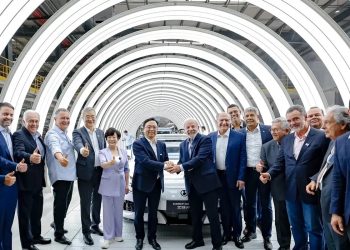 Nova fábrica de carros elétricos mostra confiança no Brasil, diz Lula