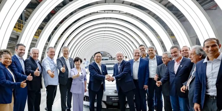 Nova fábrica de carros elétricos mostra confiança no Brasil, diz Lula