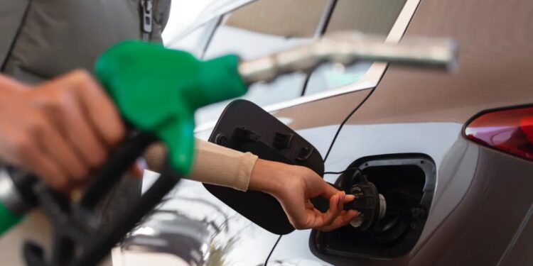 Redução no preço da gasolina a distribuidoras passa a valer hoje (21); entenda