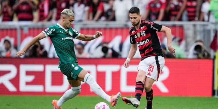 Flamengo vence Palmeiras, encosta na liderança e embola o Brasileirão