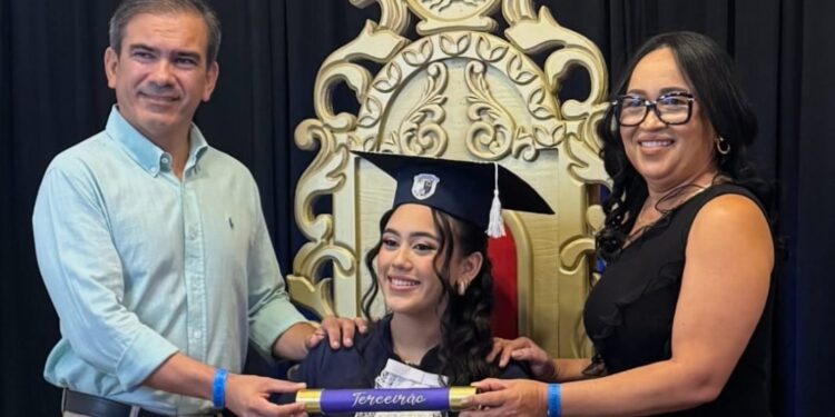 DESTAQUES SOCIEDADE: Paula Isadora cola grau do ensino médio do Instituto Dom Barreto e MAIS…