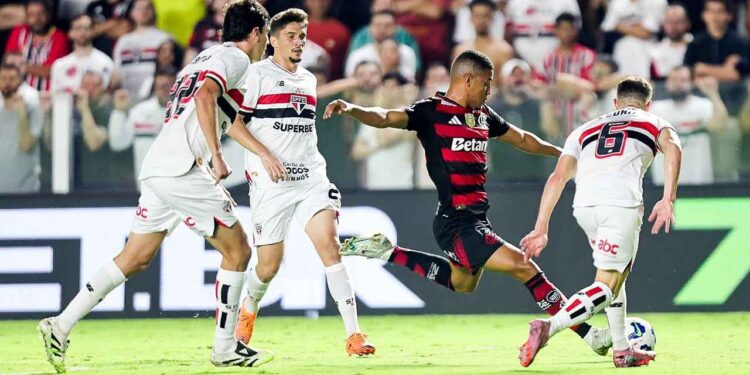 São Paulo e Flamengo empatam em grande jogo na Vila Belmiro