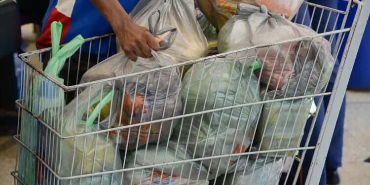 Inmetro encontra 3,7 mil irregularidades em produtos da cesta básica durante operação nacional