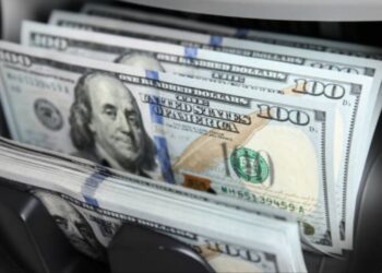 Ibovespa fecha acima de 155 mil pontos pela 1ª vez; dólar cai a R$ 5,30