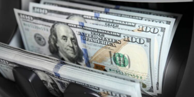 Ibovespa fecha acima de 155 mil pontos pela 1ª vez; dólar cai a R$ 5,30