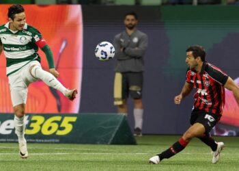 Palmeiras empata com Vitória e pode ver o Flamengo disparar na liderança