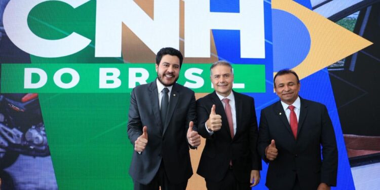 Capitão Fábio Abreu e Jadyel Alencar participam do lançamento da CNH Brasil em Brasília