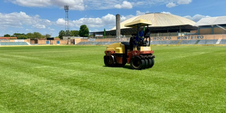 Estádio Lindolfo Monteiro avança para a etapa de nivelamento do gramado na revitalização