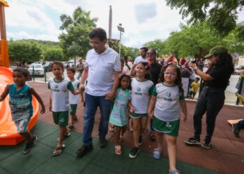 Picos ganha brinquedopraça e governador  reafirma meta de revitalizar 100 praças no Piauí até 2026