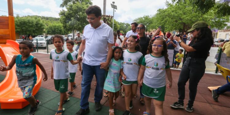 Picos ganha brinquedopraça e governador  reafirma meta de revitalizar 100 praças no Piauí até 2026