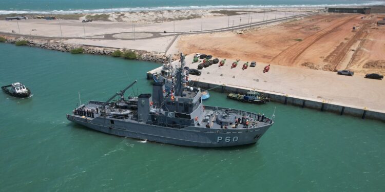 Navio-patrulha Bracuí atraca no cais da Companhia Porto Piauí e terá visitação gratuita sábado (13) e domingo (14)