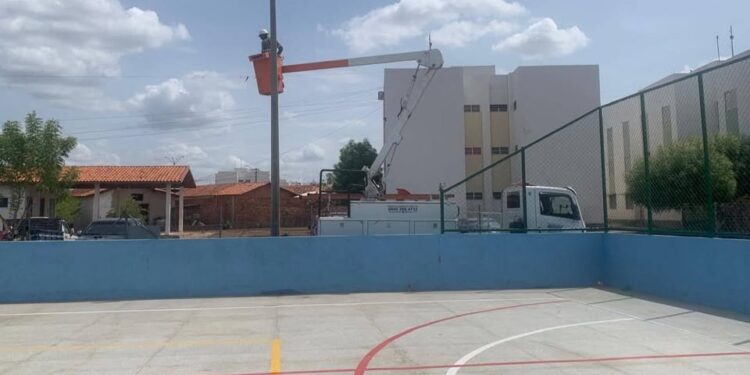 Prefeitura de Teresina realiza manutenção de iluminação pública por toda a cidade