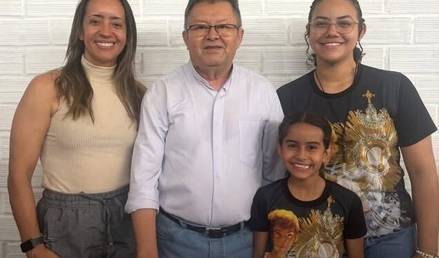 DESTAQUES SOCIEDADE: Pe. Antônio Barbosa ganhou bolo surpresa pelo níver e MAIS…