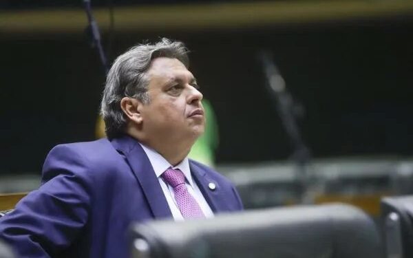 Júlio Arcoverde garante R$ 2 milhões para construção de estádio de futebol em Redenção do Gurguéia