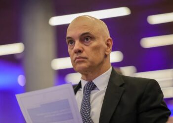 Alexandre de Moraes nega remoção imediata de Bolsonaro ao hospital após queda na prisão