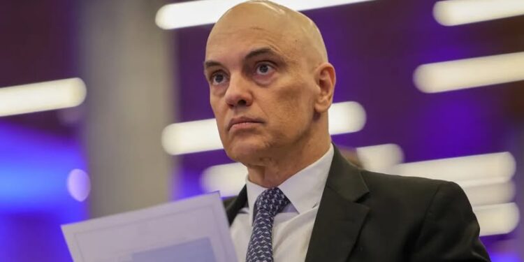Alexandre de Moraes nega remoção imediata de Bolsonaro ao hospital após queda na prisão