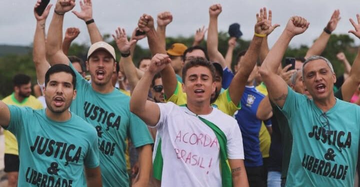 Deputado Nikolas vai de Minas a Brasília a pé em protesto contra prisão de Bolsonaro