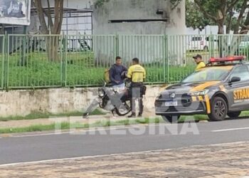 Motoboy tem motocicleta tomada por agentes da STRANS no Mocambinho