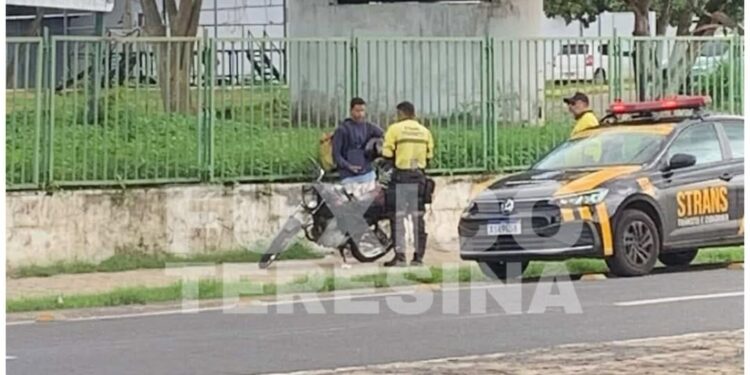 Motoboy tem motocicleta tomada por agentes da STRANS no Mocambinho