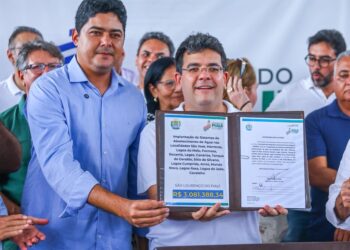 Governador inaugura revitalização de escola e autoriza mais R$ 6 milhões em obras para São Lourenço do Piauí