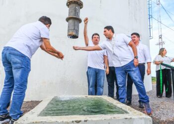 Governador inaugura adutora, garantindo água tratada para 12 mil pessoas em Dom Inocêncio