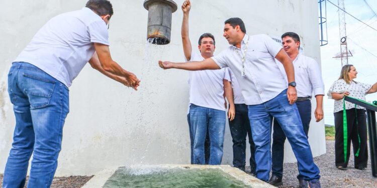 Governador inaugura adutora, garantindo água tratada para 12 mil pessoas em Dom Inocêncio