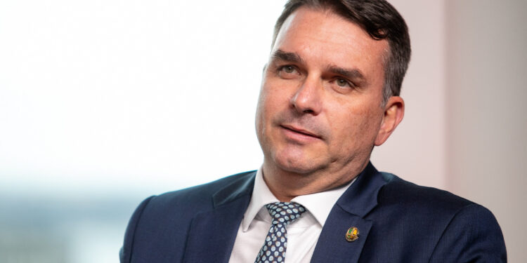 Flávio Bolsonaro celebra captura de Nicolás Maduro: “Não é invasão, é libertação”