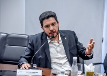 Avanço da Anvisa reforça urgência de projeto que garante acesso ao canabidiol pelo SUS, defende Jadyel Alencar