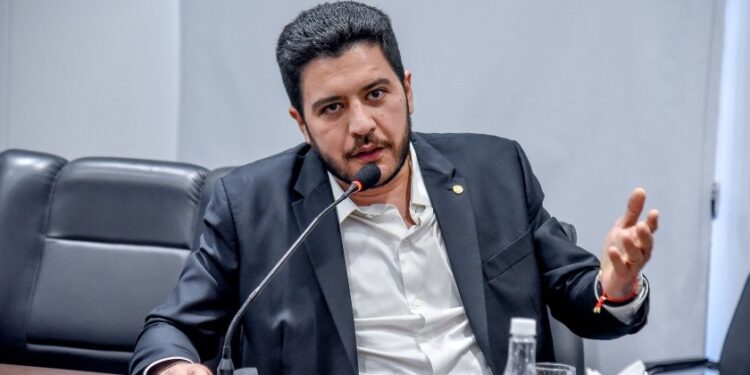 Avanço da Anvisa reforça urgência de projeto que garante acesso ao canabidiol pelo SUS, defende Jadyel Alencar