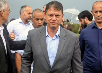 Tarcísio visita Bolsonaro e confirma candidatura a reeleição: ‘Ficar em São Paulo’