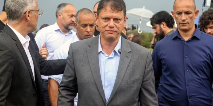 Tarcísio visita Bolsonaro e confirma candidatura a reeleição: ‘Ficar em São Paulo’