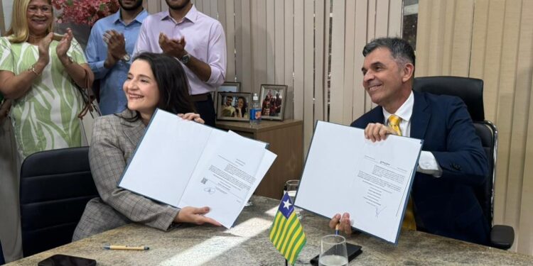 Uespi realiza solenidade de transmissão de cargos de reitor e vice-reitora e inicia gestão do quadriênio 2026-2030