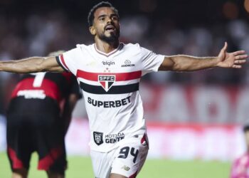 São Paulo vira sobre o Flamengo pelo Brasileirão e alivia crise