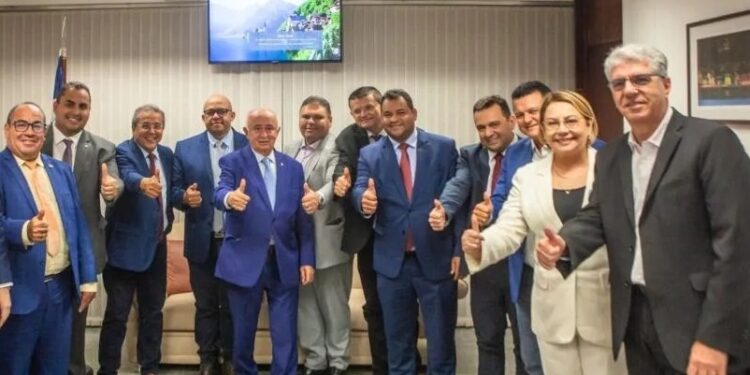 Deputado Júlio César intensifica agenda municipalista e recebe prefeitos do Piauí