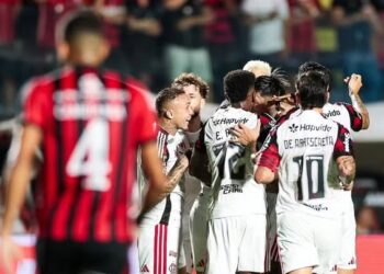 Flamengo supera má atuação contra o Vitória e ganha pela primeira vez no Brasileiro