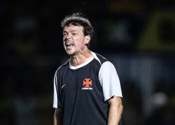 Fernando Diniz é demitido do Vasco após derrota para Fluminense