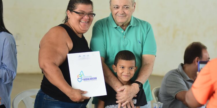 Prefeitura de Teresina entrega registros de imóveis para moradores do Residencial Mário Covas