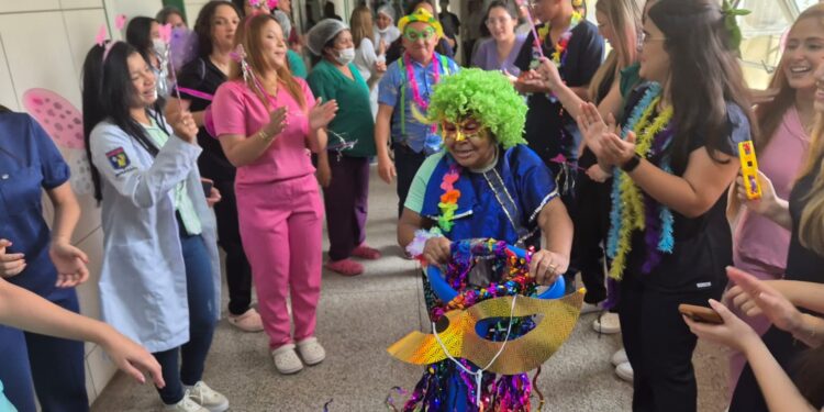 Carnaval leva alegria e humanização ao setor de internação pediátrica do HUT