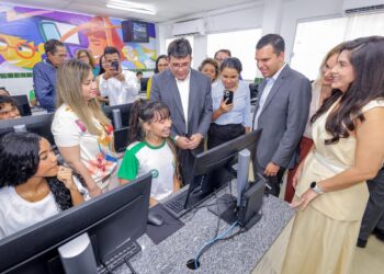 Governador entrega modernização de escola em Teresina e expande acesso a laboratórios, ensino técnico e tempo integral